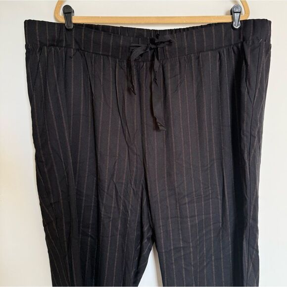 NWT Torrid Black Stripe Twill Drawstring Crop Pant Size 4X - Picture 6 of 13